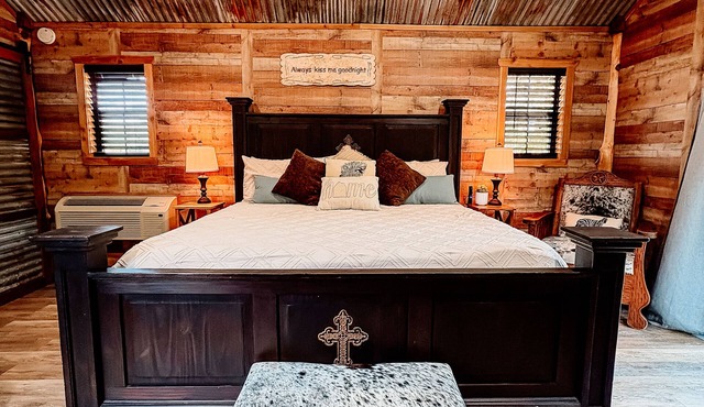Upper Room - Come explore the wild wonders of Oak Meadow Ranch in Valley View