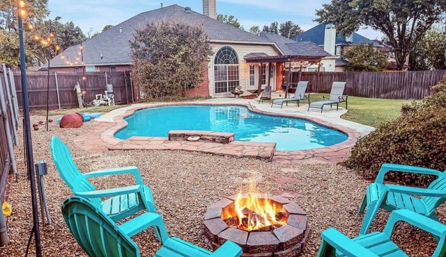 Villa with Pool, BBQ and More in Flower Mound