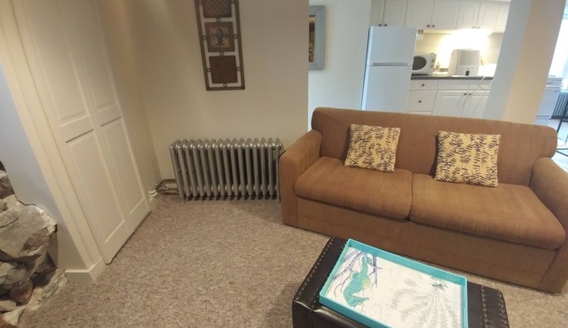 Village Location-6 minute walk to Ogunquit Beach-Great Spring and Fall rates in Ogunquit