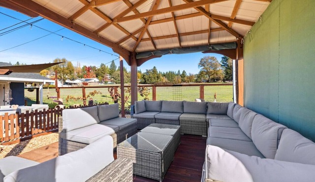 Vintage Vine House Retreat~ walk to Main St! in Murphys