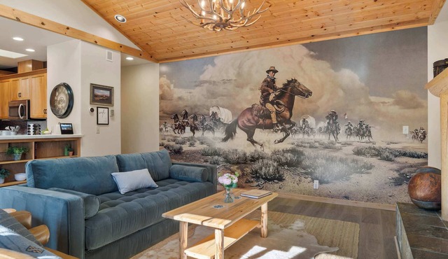 Walk to Downtown with Pool, Hot Tub + more access in Sisters