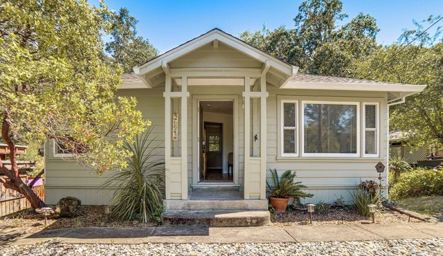 Walk to Main St! Quiet Mendocino County Retreat