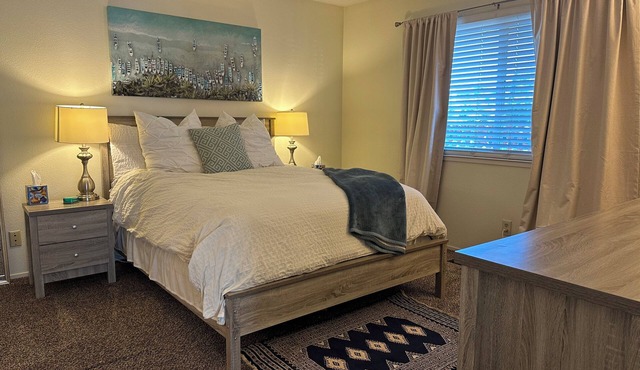 Walk to the Beach! Fully Furnished Coastal Cottage