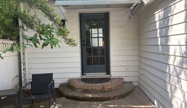 Walkable 2-bedroom Land Park Cottage