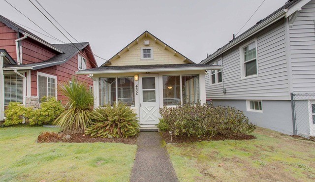Walkable cottage with sun porch, full kitchen - near beach & town in Seaside
