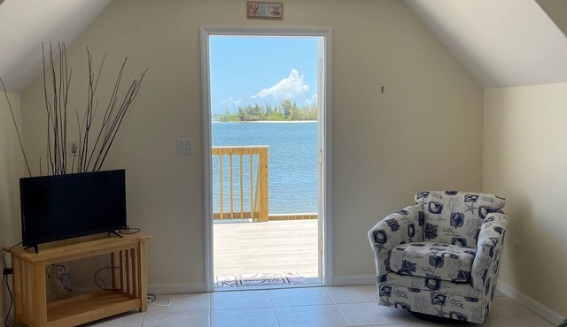 Waterfront Studio with pool and boat dock in Sebastian