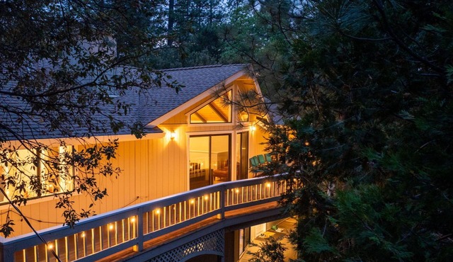 Whispering Pines Lodge, 25 mi to Yosemite,Baby Friendly, Grill, Game Room in Groveland