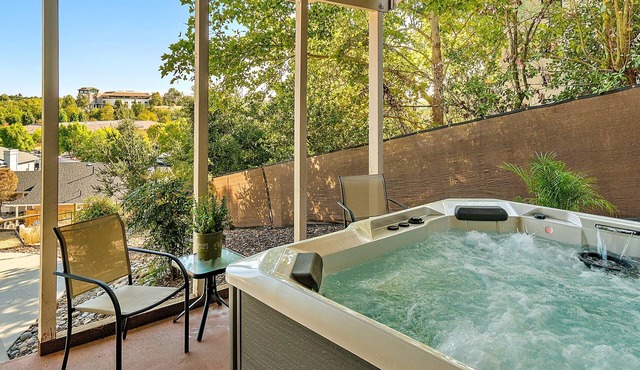 Wine Country Escape: King Beds, Hot Tub & EV Charger in Templeton