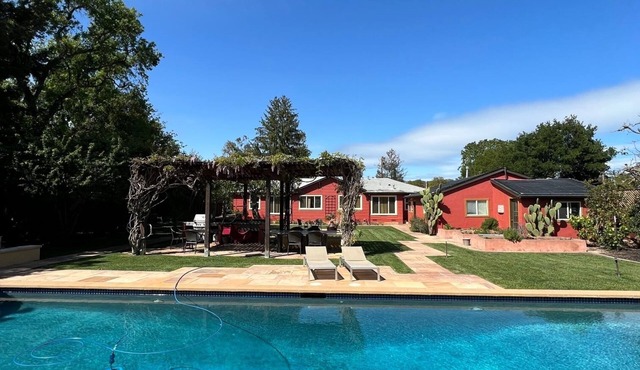 Wine country villa, garden, pool, Jacuzzi, walk to Sonoma square