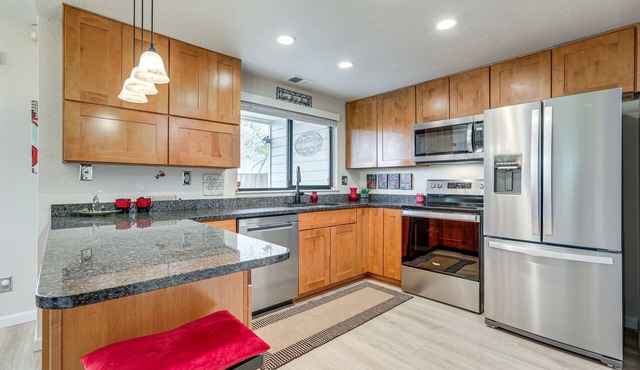 Work & Unwind! Stockton Townhome Near Med Centers