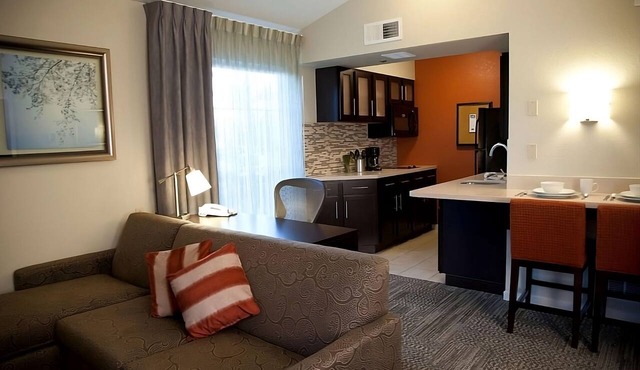 Your Home Away From Home! Onsite Pool, Free Breakfast, Parking