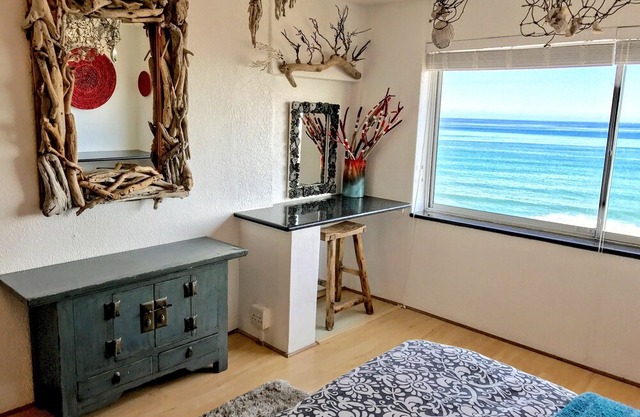 Awesome views over Table Bay. Spectacular sunrises/sunsets! 50 meters to beach.