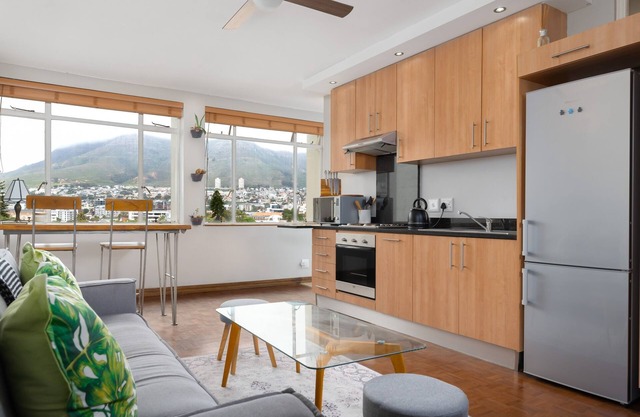 Central Apartment With Incredible Mountain Views