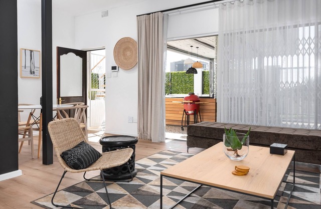 Chic Apartment in Quiet Green Point | Pool Access