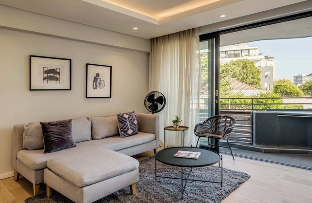 Lock up and Go Apartment in Sea Point (D on S)