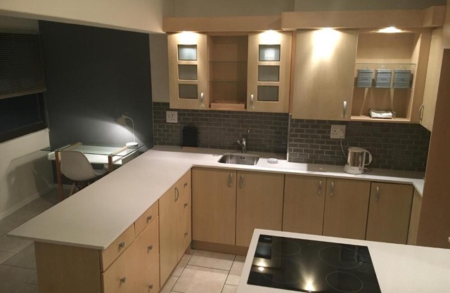 Sea point Promenade Self Catering Apartment ideally located to all Cape Town Attractions ! Walking distance to V&A waterfront and shops, restaurants , parks