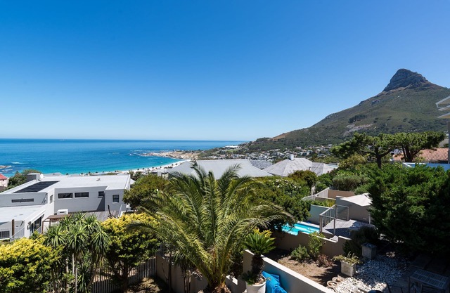 Spacious Camps Bay Apartment with Amazing Views!