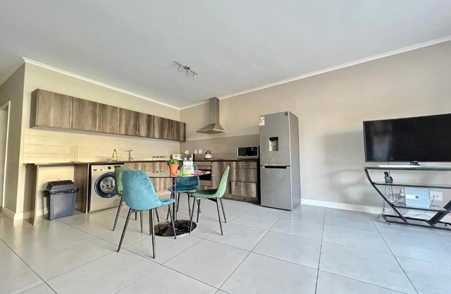 Spacious Modern 1 bedroom apartment near Canal Walk