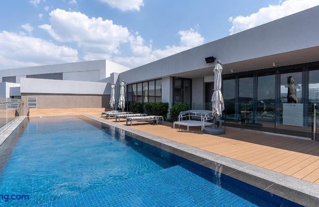Top floor Menlyn Maine studio apartment with stunning views