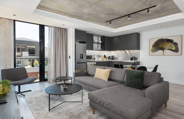 Vibrant Signature Apartment - Balcony - Netflix