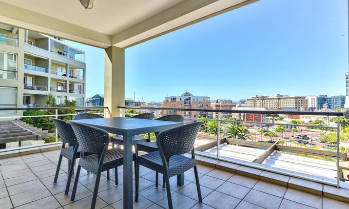 Victoria and Alfred Waterfront Apartment | 100 m² Apartment ∙ 3 bedrooms ∙ 6 guests