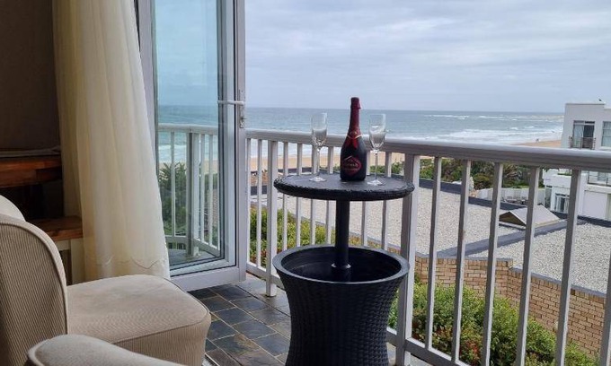 Jeffreys Bay Apartment | 102 m² Apartment ∙ 2 bedrooms ∙ 5 guests
