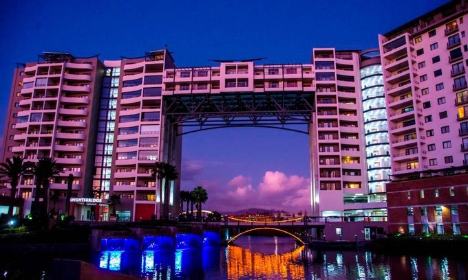 Century City Apartment | 103 m² Apartment ∙ 2 bedrooms ∙ 127 guests