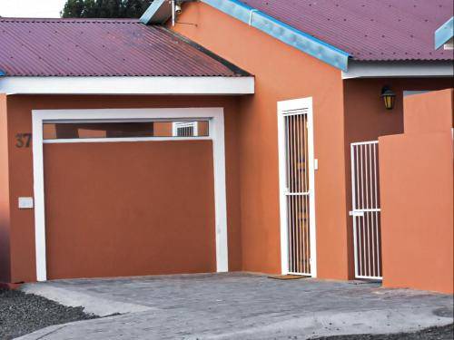 Beaufort West Apartment | 120 m² Apartment ∙ 3 bedrooms ∙ 6 guests