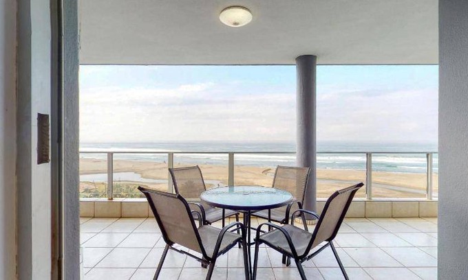 Margate Beach Apartment | 125 m² Apartment ∙ 3 bedrooms ∙ 6 guests