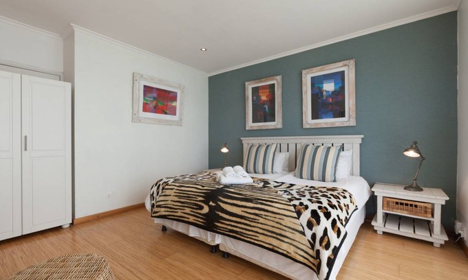 Mouille Point Apartment | 139 m² Apartment ∙ 2 bedrooms ∙ 4 guests