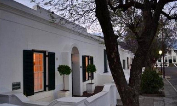 Graaff-Reinet Apartment | 143 m² Apartment ∙ 3 bedrooms ∙ 9 guests