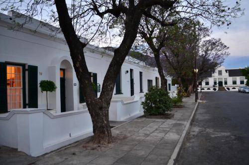 Graaff-Reinet Apartment | 143 m² Apartment ∙ 2 bedrooms ∙ 4 guests