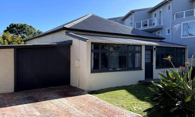 Knysna Central House | 180 m² House ∙ 3 bedrooms ∙ 6 guests