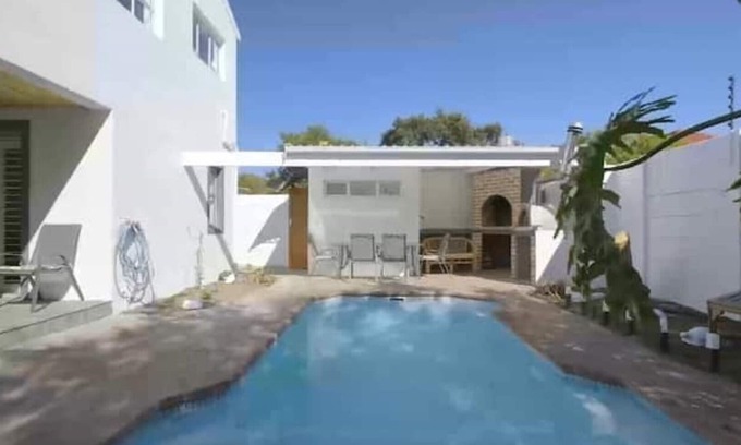 Constantia House | 2 Bedroom Apartment with Pool Access