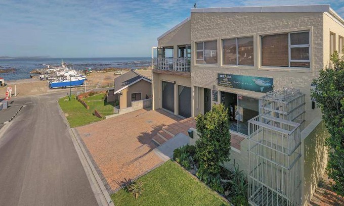 Van Dyks Bay House | 200 m² House ∙ 5 bedrooms ∙ 10 guests