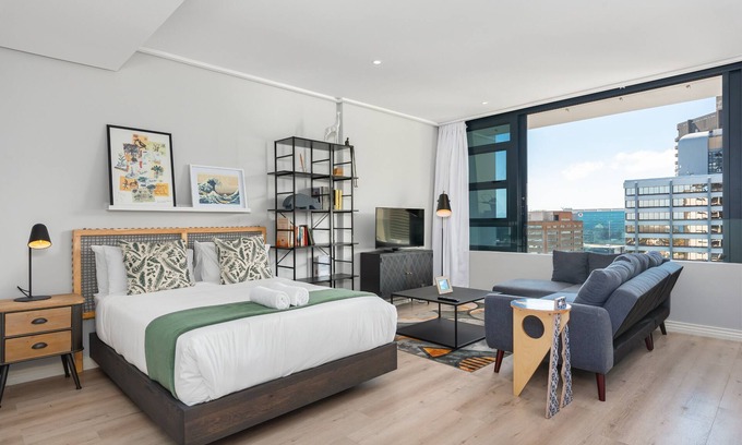 Cape Town City Centre Apartment | 22nd Floor Apartment With Mountain Views