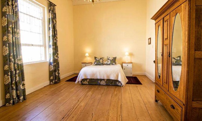 Graaff-Reinet Apartment | 238 m² Apartment ∙ 2 bedrooms ∙ 4 guests