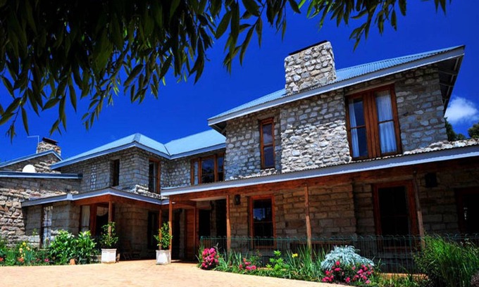 Nottingham Road House | 250 m² Farmhouse ∙ 2 bedrooms ∙ 4 guests