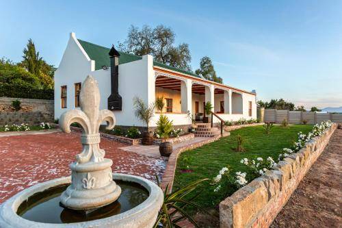 Oudtshoorn House | 350 m² House ∙ 2 bedrooms ∙ 8 guests