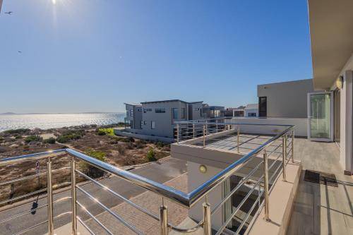 Calypso Beach House | 350 m² House ∙ 4 bedrooms ∙ 8 guests