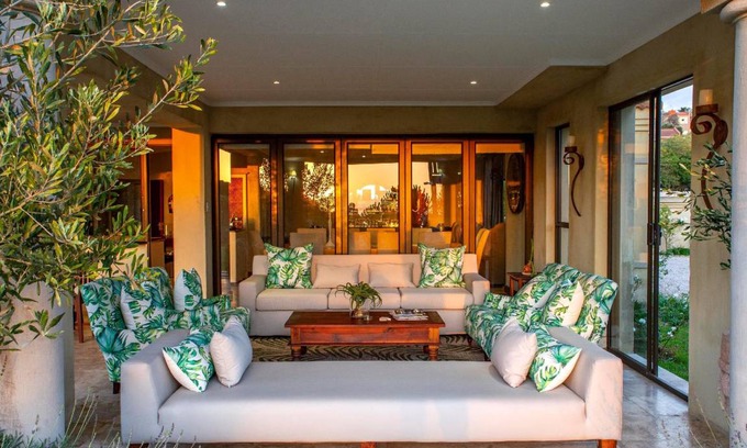 Jeffreys Bay Bed & Breakfast | 380 m² Bed and breakfast ∙ 5 bedrooms ∙ 127 guests