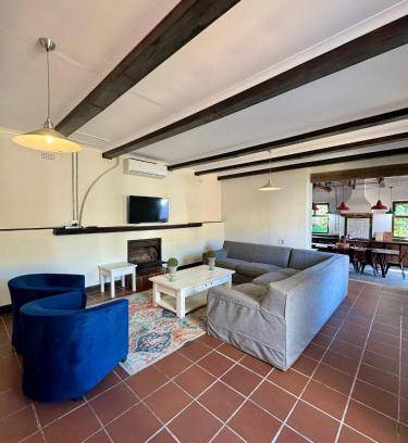 Malagas House | 400 m² House ∙ 5 bedrooms ∙ 15 guests