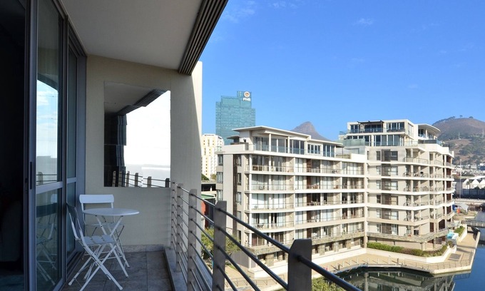 Victoria and Alfred Waterfront Apartment | 410 Harbor Bridge Apartment