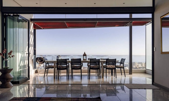 Green Point House | 500 m² House ∙ 3 bedrooms ∙ 8 guests