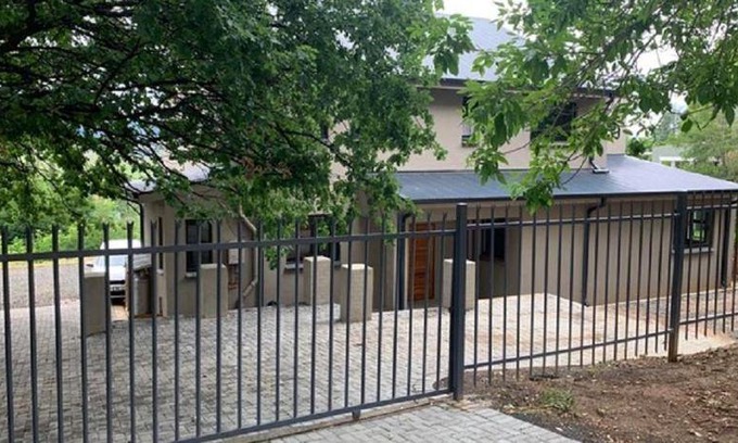 Clarens Apartment | 507 m² Apartment ∙ 5 bedrooms ∙ 12 guests