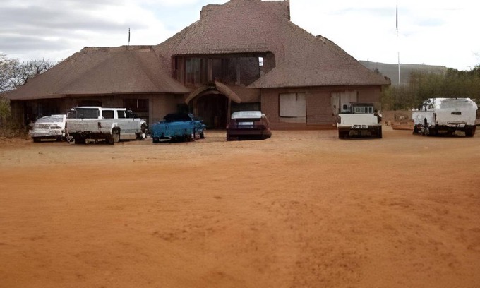 Ha-Lambani Cabin | 600 m² Lodge ∙ 127 guests