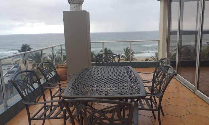Margate Beach Apartment | 75 m² Apartment ∙ 4 bedrooms ∙ 8 guests