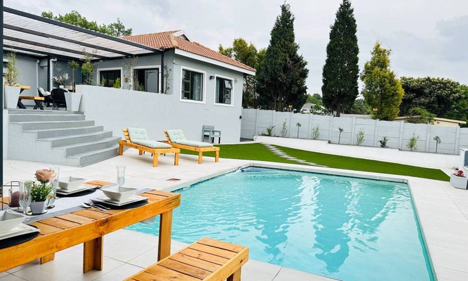 Germiston Apartment | 900 m² Apartment ∙ 3 bedrooms ∙ 10 guests