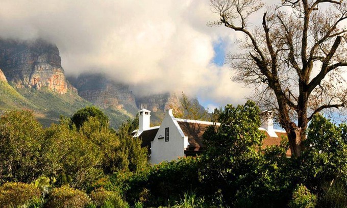 Cape Winelands House | 900 m² Farmhouse ∙ 6 bedrooms ∙ 20 guests