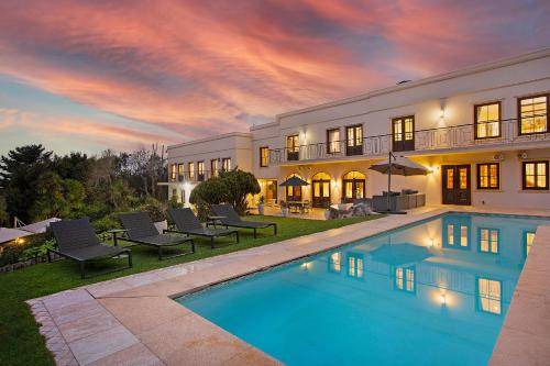 Constantia Villa | 900 m² Villa ∙ 7 bedrooms ∙ 18 guests